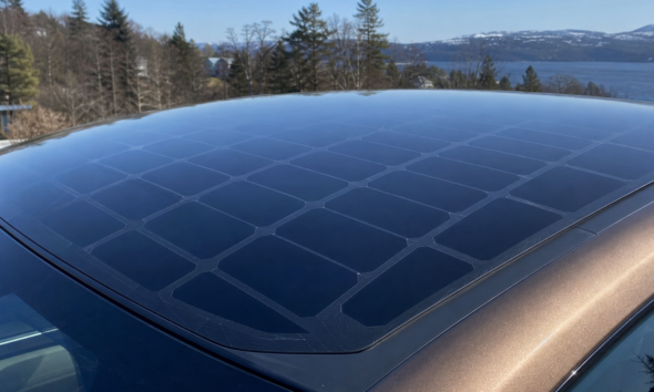 Kinas solcelletak for elbiler er klart: Solen gir bare 23 kilometer per dag
