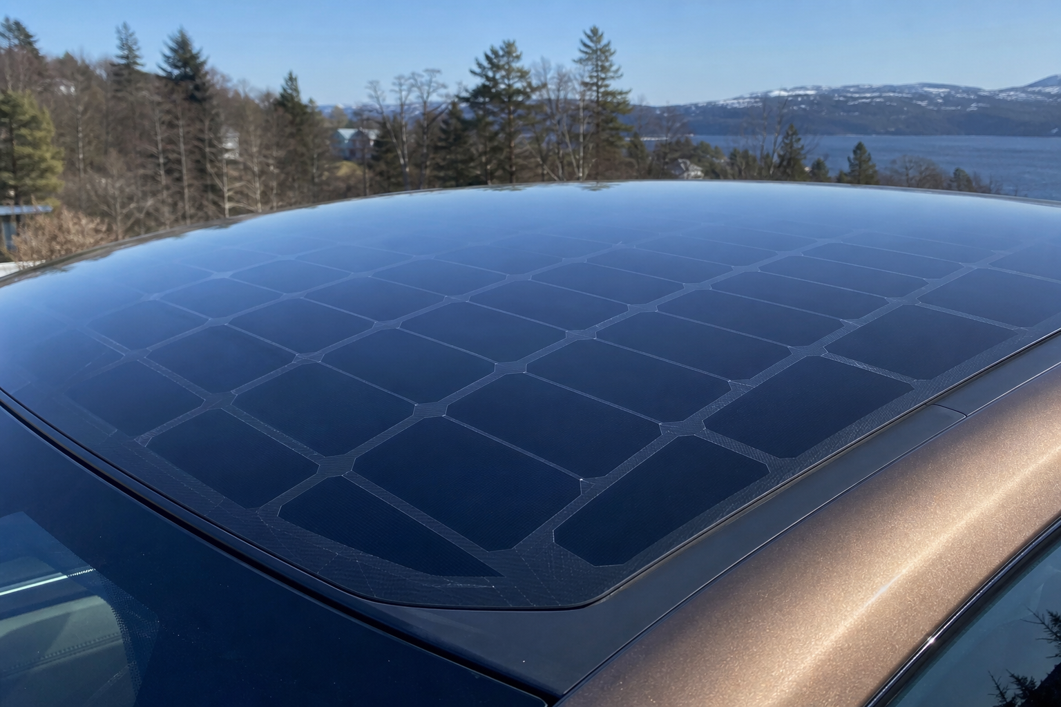 Kinas solcelletak for elbiler er klart: Solen gir bare 23 kilometer per dag