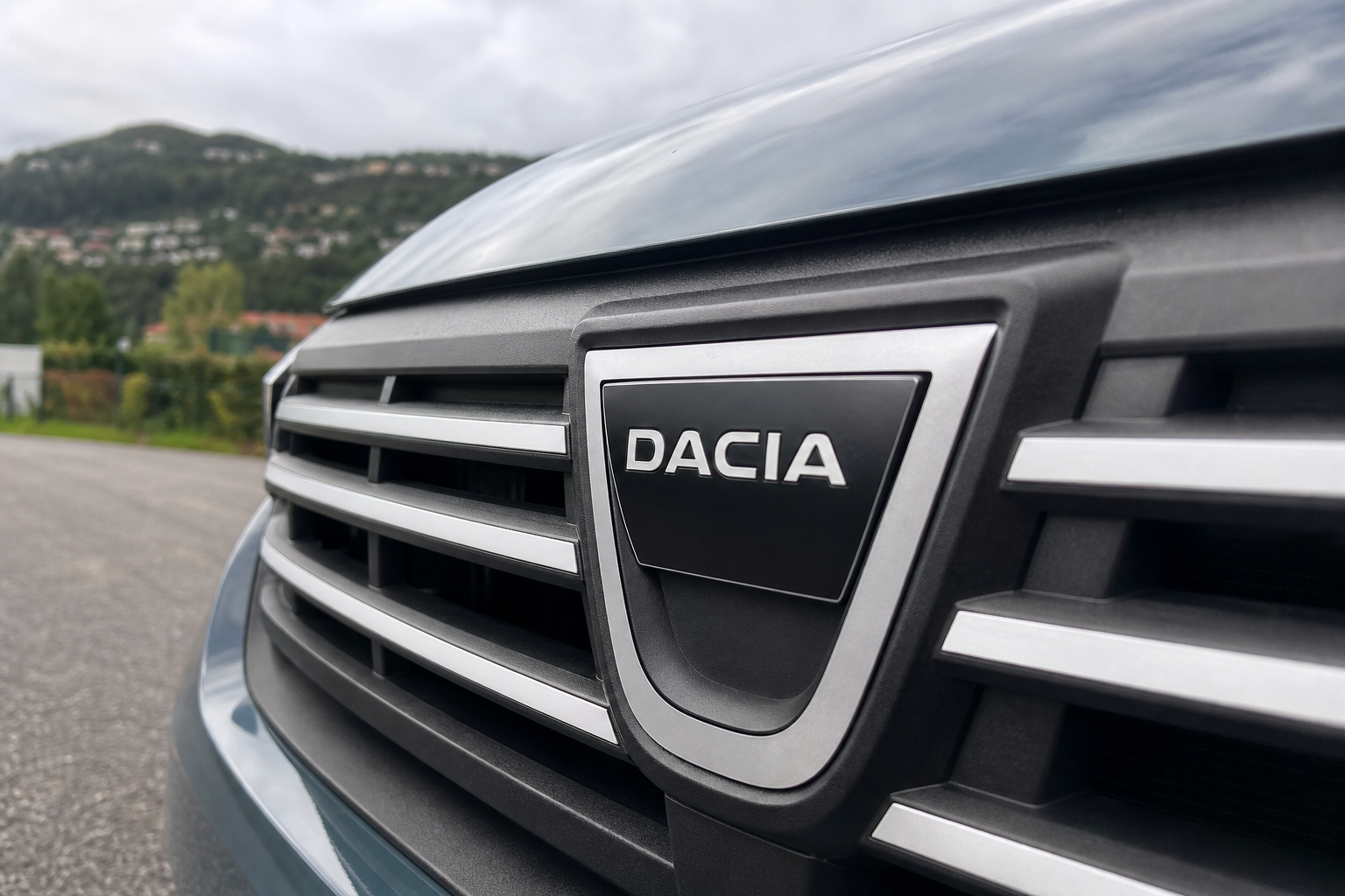 Dacia lanserer Europas rimeligste fullhybrid: No nonsense og ekte lav pris