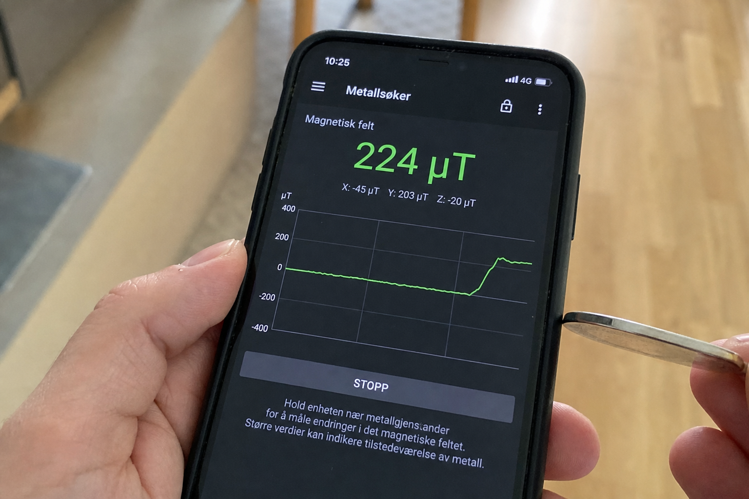 Telefonens skjulte magnetometer finner spiker og skruer i veggen