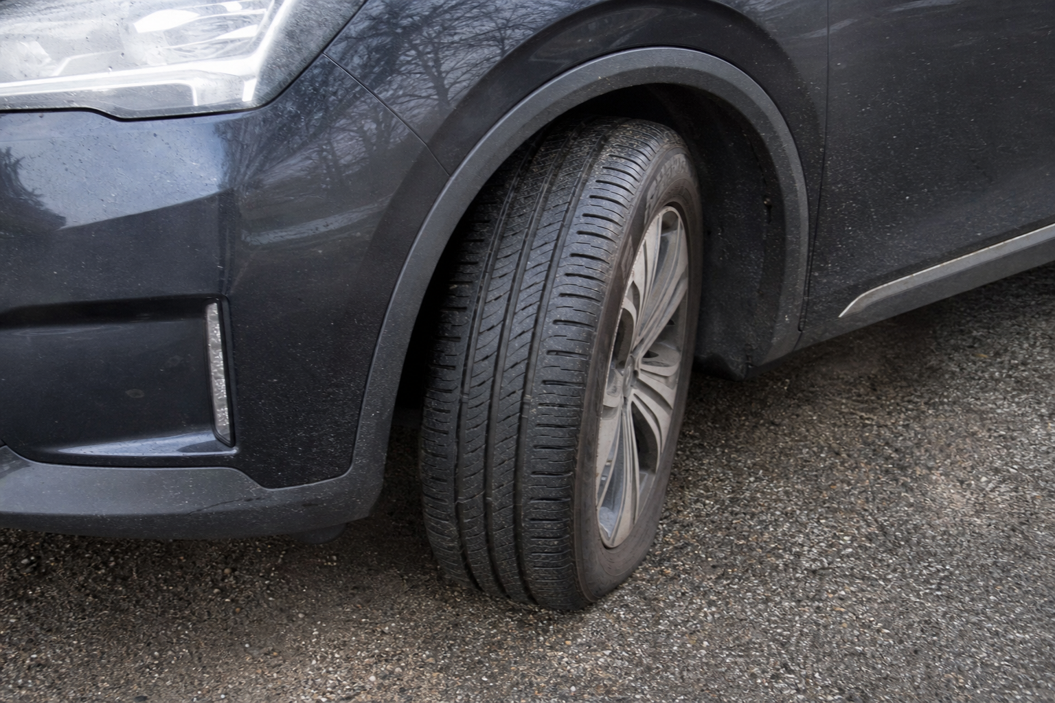 Mekaniker advarer: Slik sliter du bilen hver gang du parkerer med hjulene på skrå