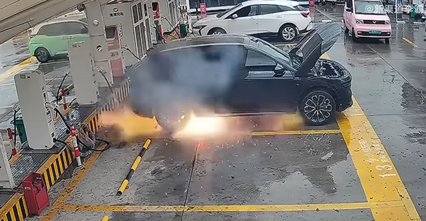 Elbil tok fyr ved ladestoppen: Zeekr hevder bilen var krasjet uten at noen visste om det