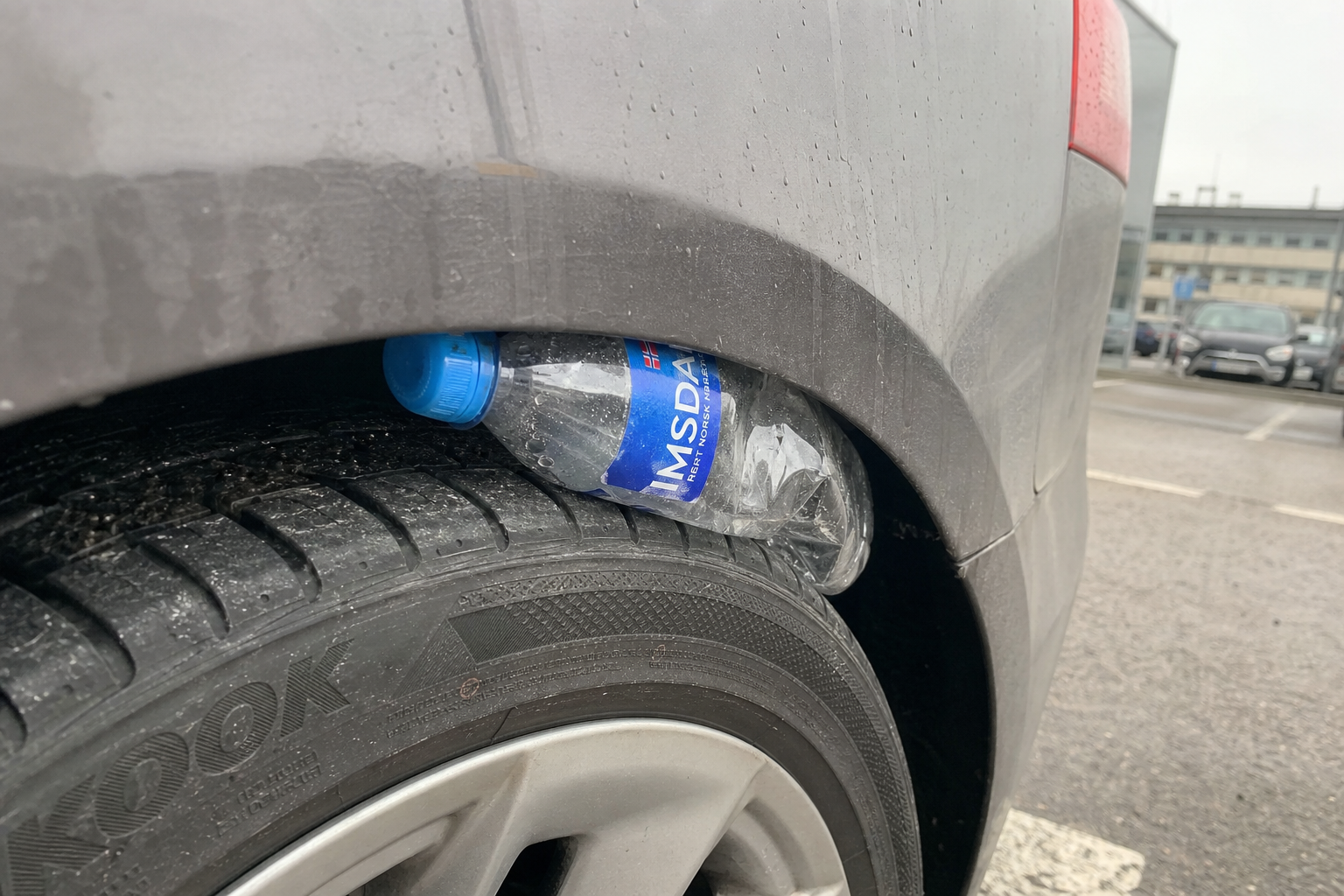 Advarer mot plastflasken på hjulet: En enkel felle gir biltyven full kontroll over deg