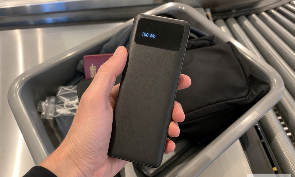 Tar du med power bank på fly i sommer: Her er reglene som avgjør om du må kaste den på flyplassen