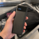Tar du med power bank på fly i sommer: Her er reglene som avgjør om du må kaste den på flyplassen