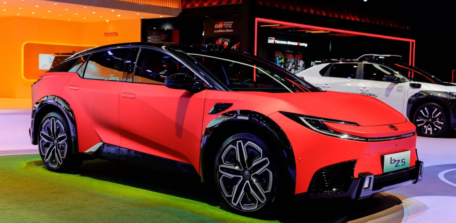 Toyota bZ5 koster halvparten av Tesla Model Y: Og er mer avansert enn Toyota-kunder er vant til