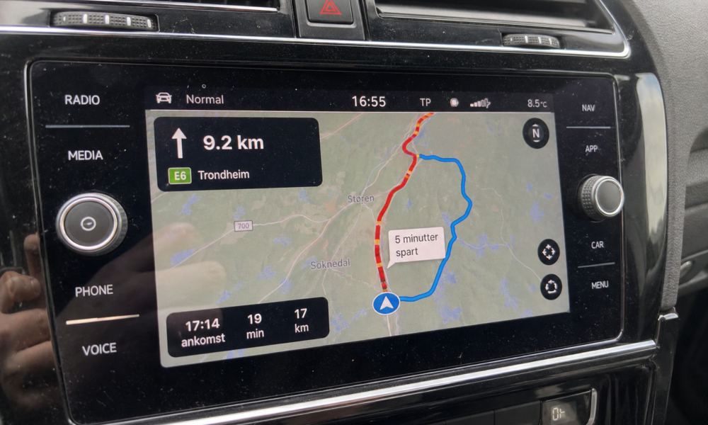 Trafikkekspert som har observert bilkøer fra luften i 26 år: Navigasjonen tar feil - ta aldri av motorveien