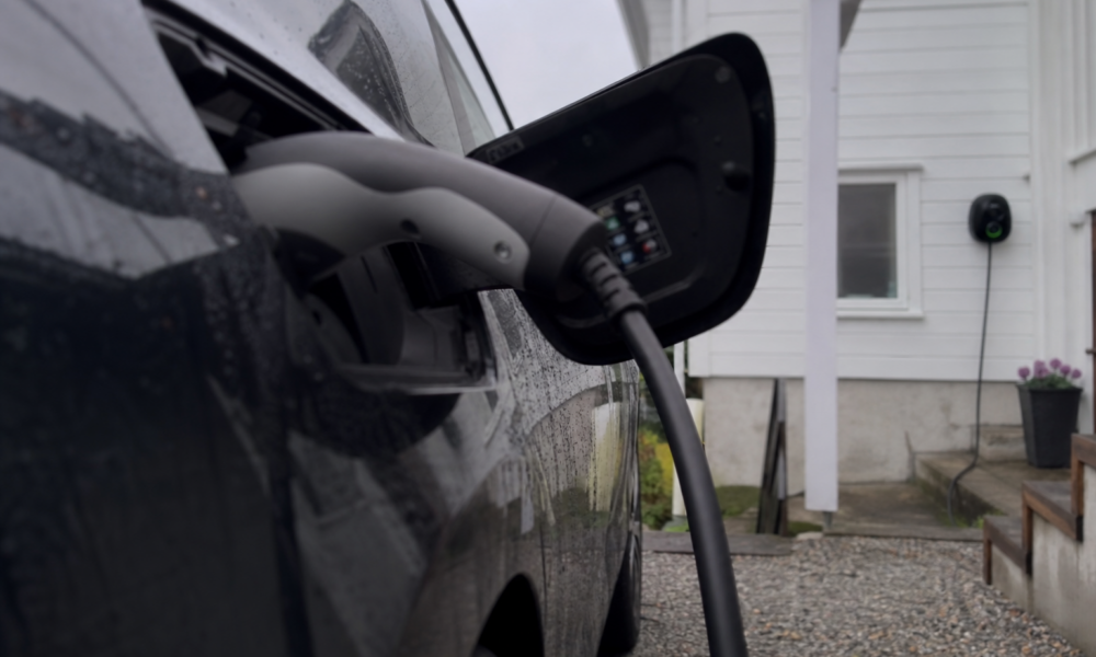 Elbil-regnestykket alle lurer på: Fra dette antall kilometer lønner hjemmeladeren seg