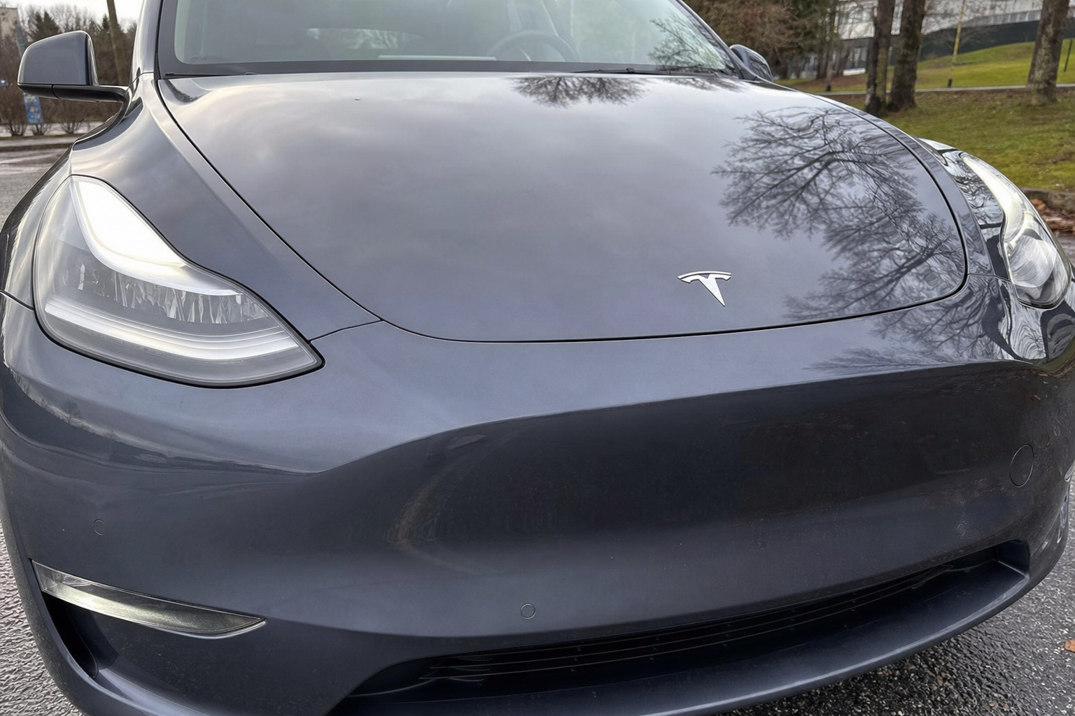 Teslas selvkjørende system aktiv da 29-åring omkom: En fremmed trakk babyen ut av brennende bil