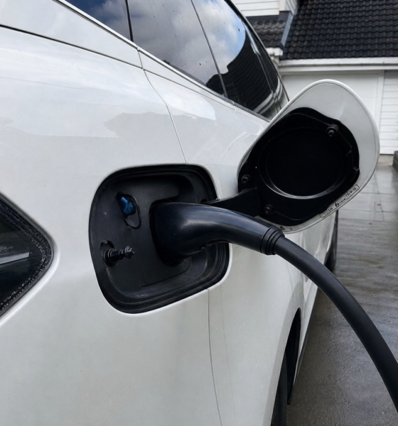 Ny beregning: Lader du elbilen hjemme, sparer du opptil 70 prosent mot offentlig hurtiglader