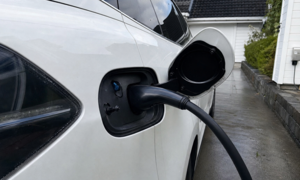Ny beregning: Lader du elbilen hjemme, sparer du opptil 70 prosent mot offentlig hurtiglader