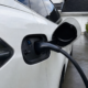 Ny beregning: Lader du elbilen hjemme, sparer du opptil 70 prosent mot offentlig hurtiglader