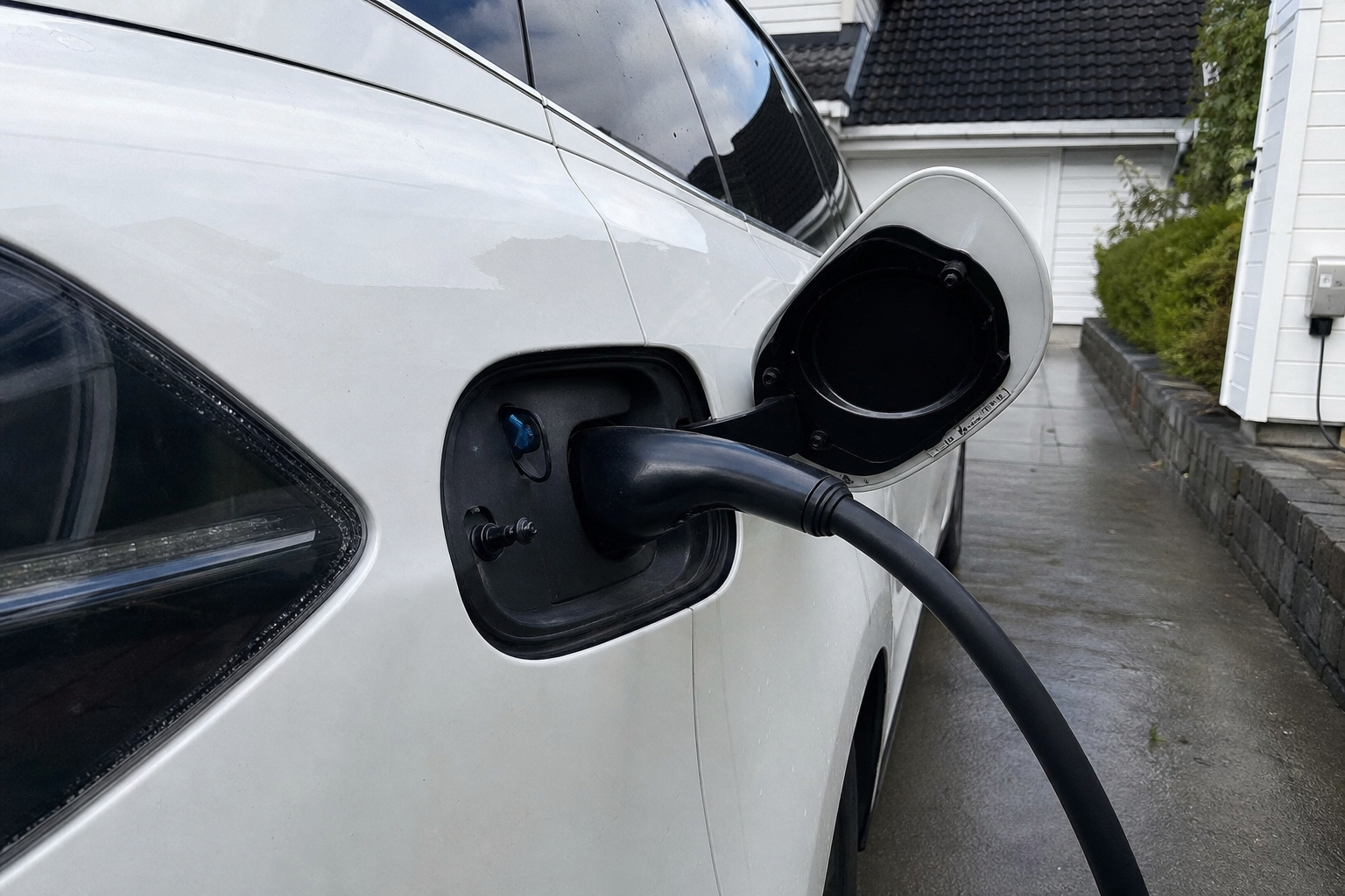 Ny beregning: Lader du elbilen hjemme, sparer du opptil 70 prosent mot offentlig hurtiglader
