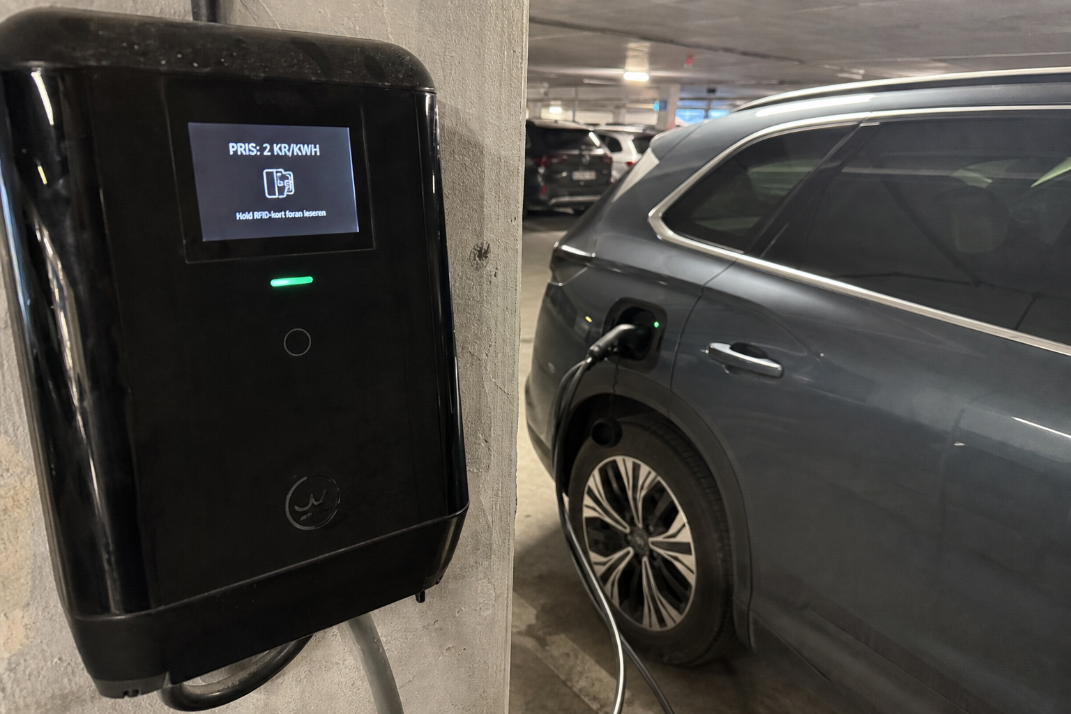 Lader du elbilen i parkeringshuset: Disse ekstragebyrene dukker opp på regningen