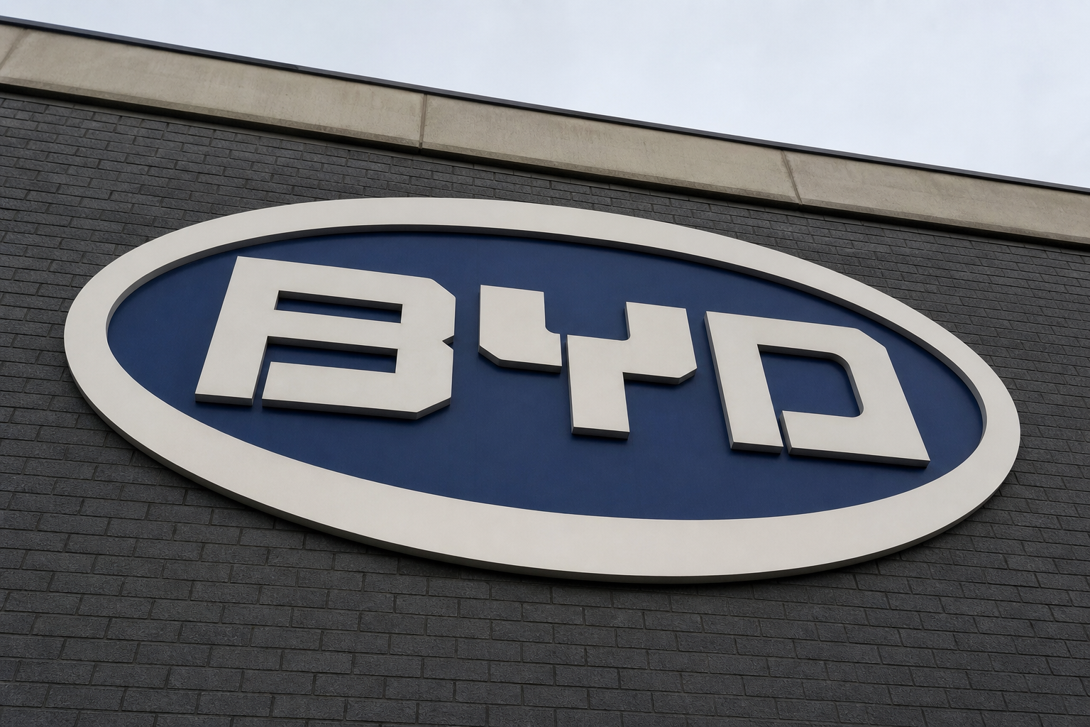 BYD og Xpeng utfordrer Tesla med egne lynlade-nett i Europa: Slik endres kartet