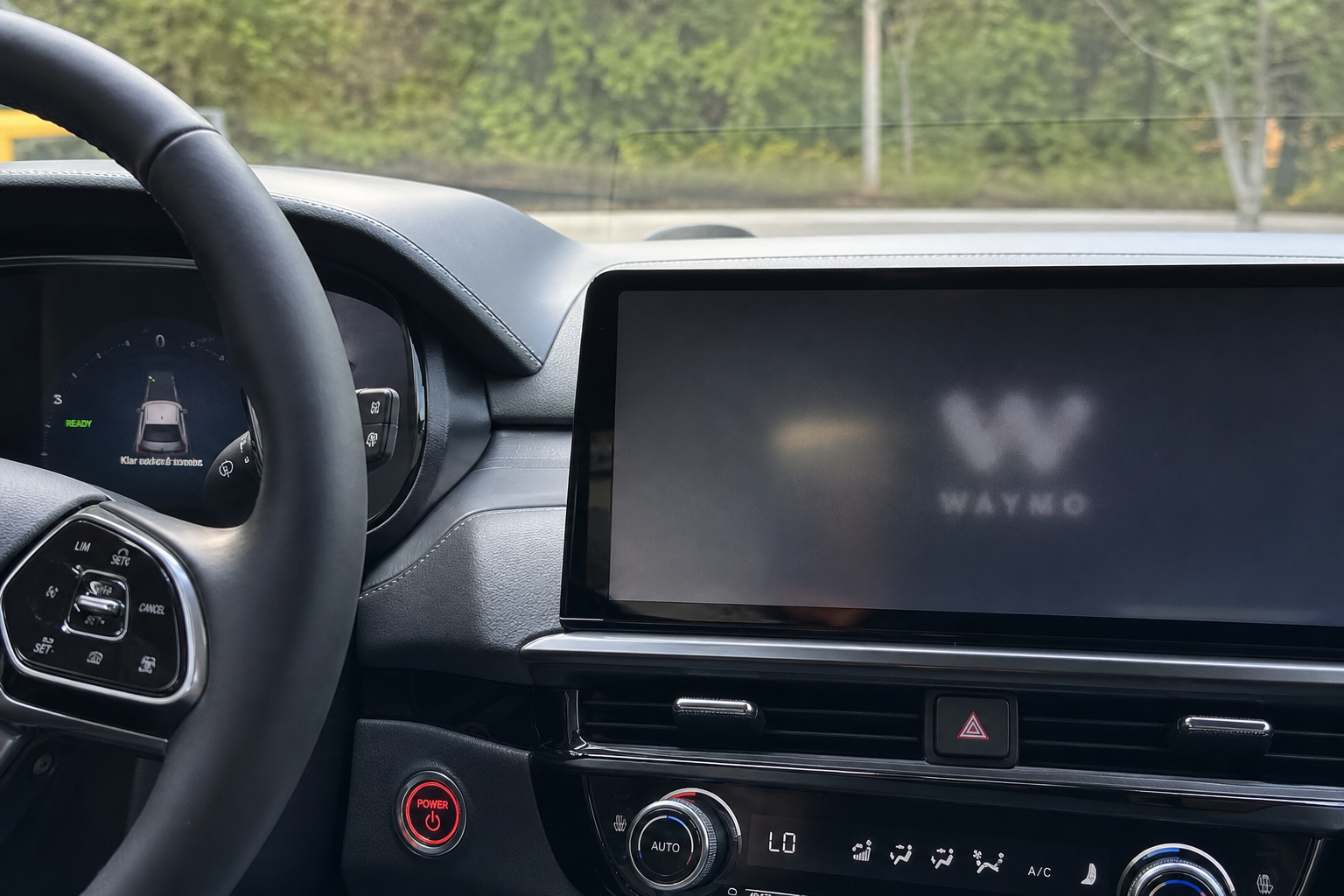 Waymo-topper kontra Tesla: Helt uenige om hva selvkjørende biler trenger for å være trygge