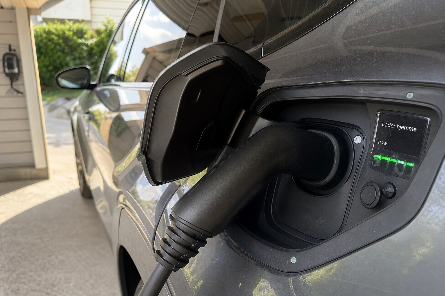 Elbilen din kan strømsette huset i dagevis - men bilprodusentene begrenser deg med garantien
