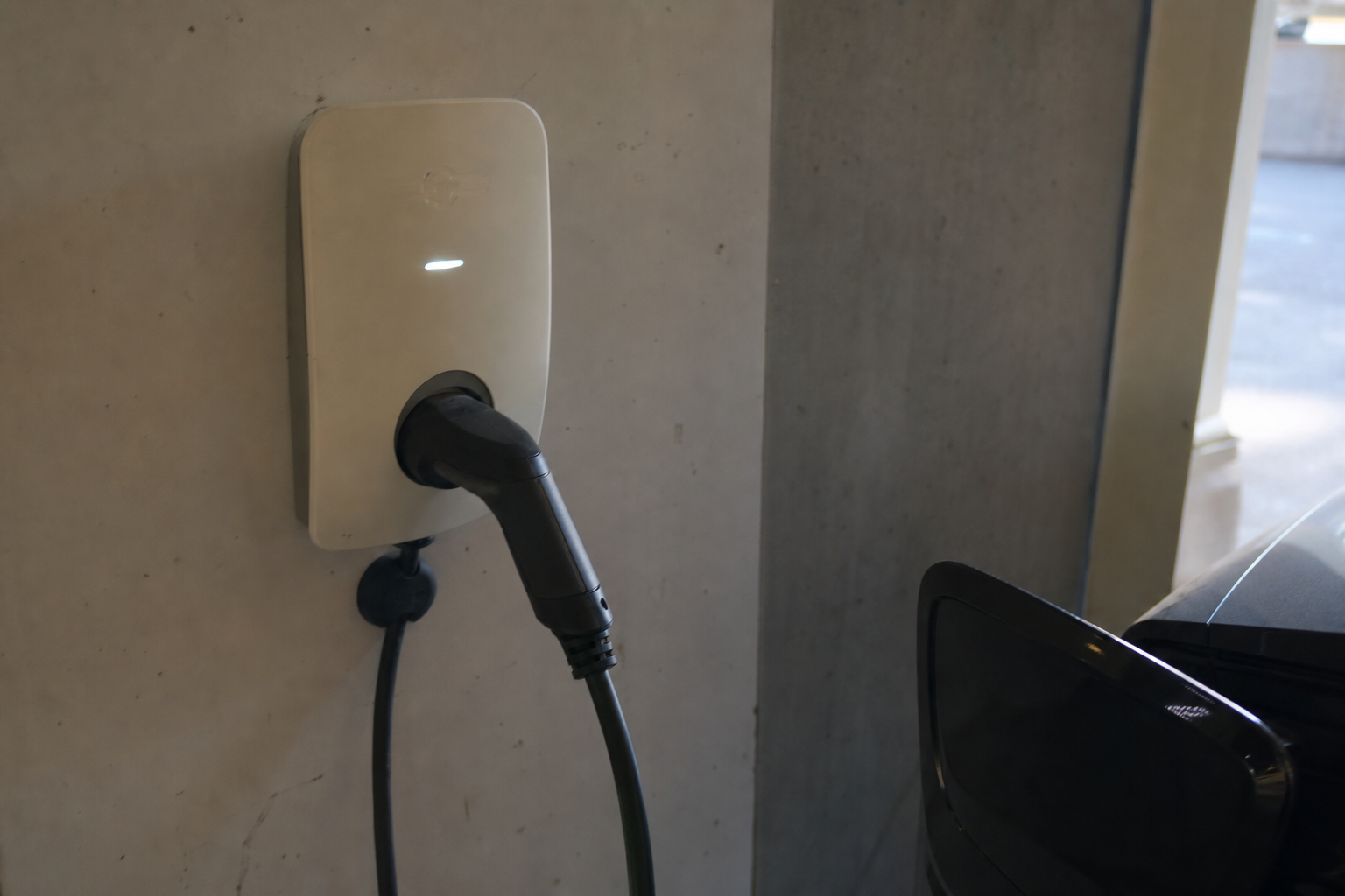 Installerte du elbilladeren uten elektriker: Tre feil kan velte boligforsikringen ved brann