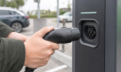 Lader du elbilen feil: Bil eller ladestolpe først når du kobler til?