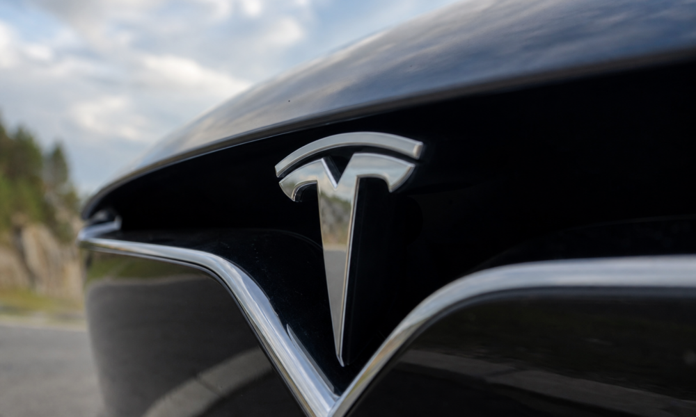 Hva Tesla-logoen egentlig betyr - og feilen designerne sniker inn