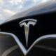 Hva Tesla-logoen egentlig betyr - og feilen designerne sniker inn