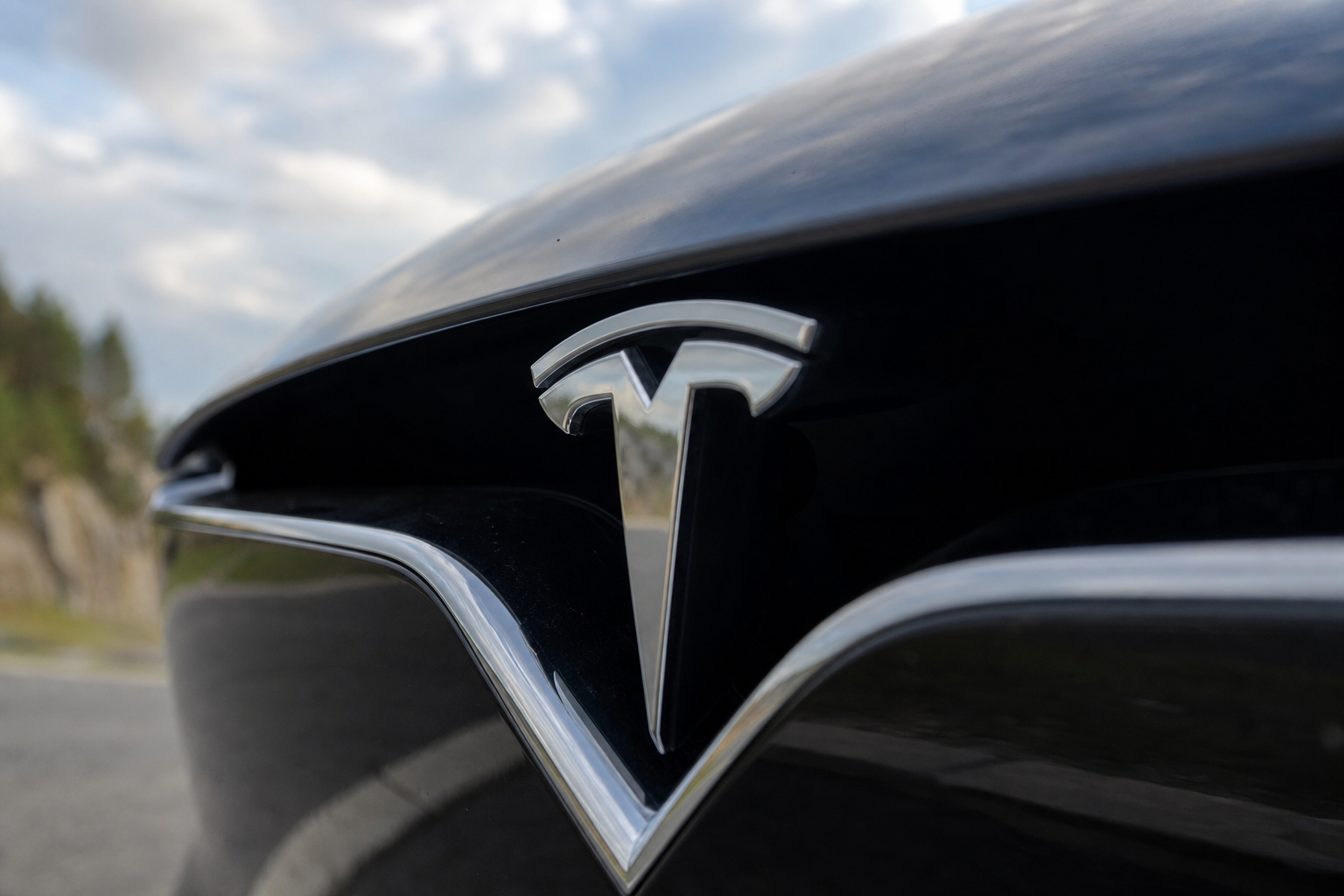 Hva Tesla-logoen egentlig betyr - og feilen designerne sniker inn