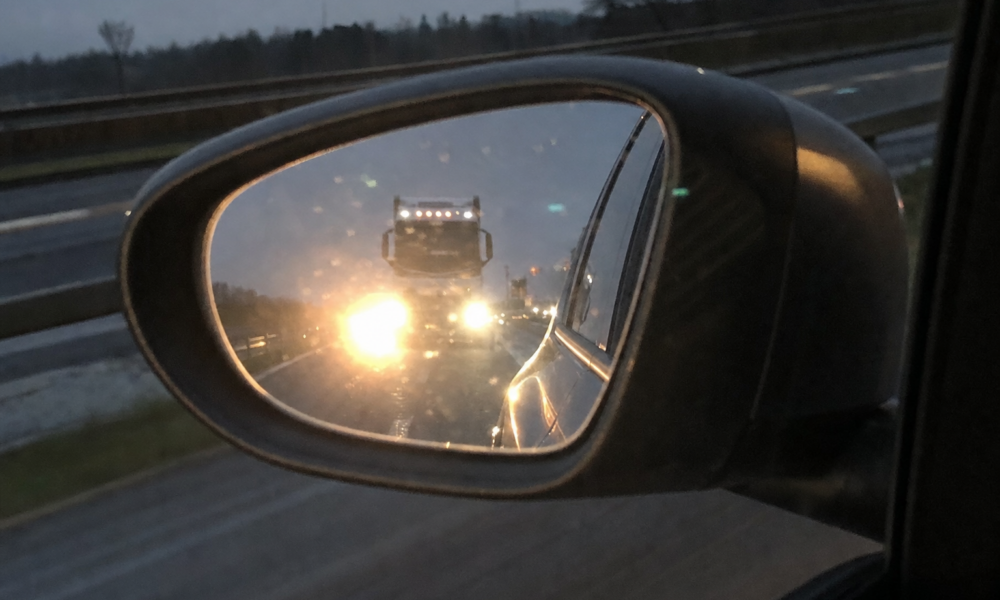 Etter forbikjøringen blinker lastebilen kort én gang bak deg: dette prøver sjåføren å fortelle deg