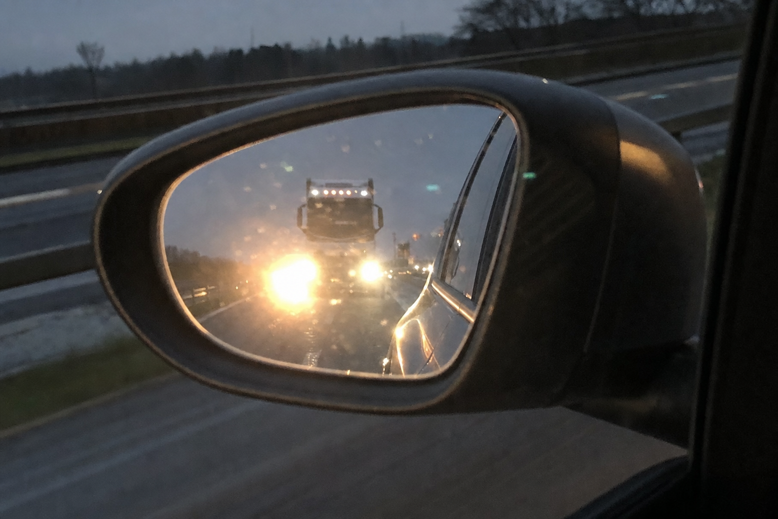 Etter forbikjøringen blinker lastebilen kort én gang bak deg: dette prøver sjåføren å fortelle deg