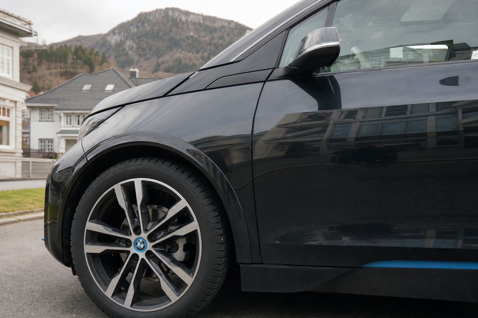 BMW i3 lover 900 km rekkevidde: Koster 789.900 kroner i Norge, og programvaren skurrer allerede