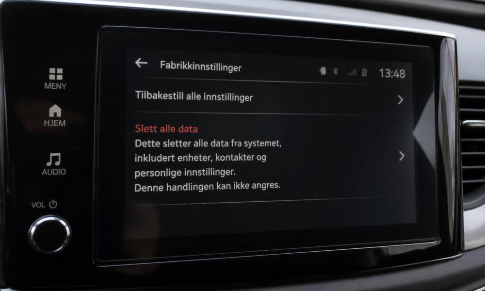 Bilen husker hjemadressen din etter salg: Slik tørker du alle private data på fem minutter
