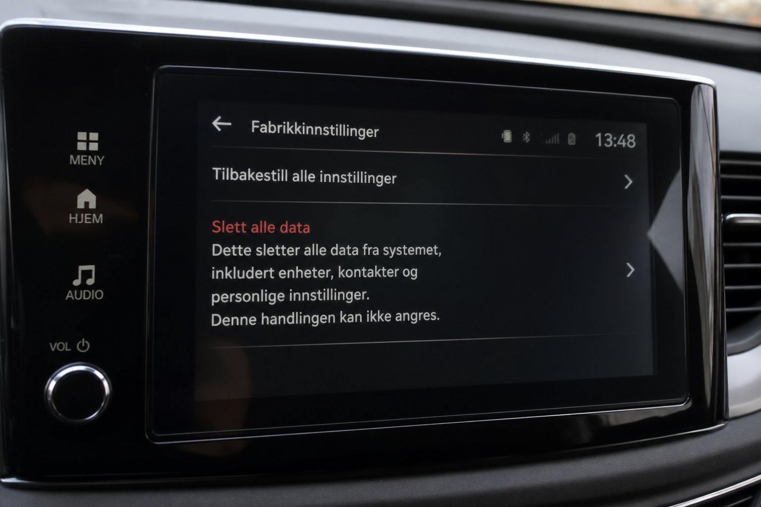 Bilen husker hjemadressen din etter salg: Slik tørker du alle private data på fem minutter