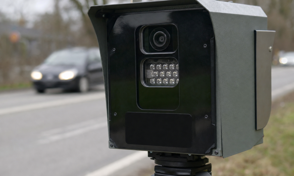 Fotografert 20 km/t over grensen og fikk 100 euro i bot: bilisten beviste at boten var ugyldig og fikk den annullert i retten