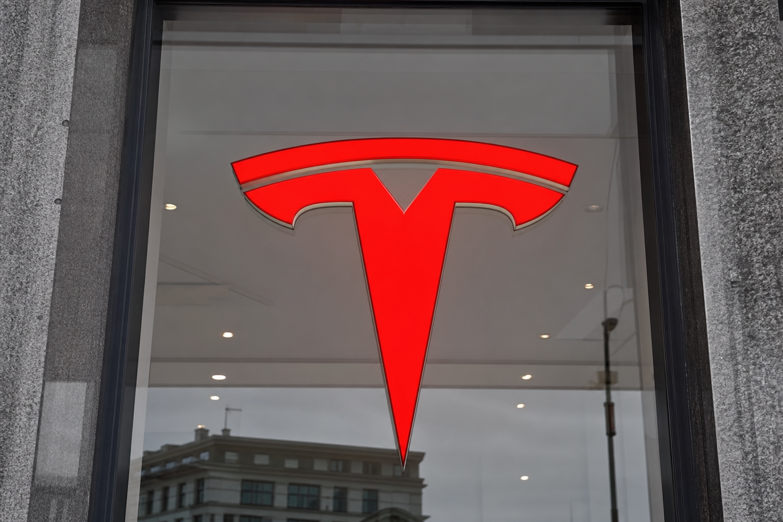 Tesla Roadster presenteres 1. oktober: Første blikk etter ni år med venting