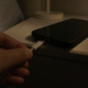Lader du telefonen mens du sover: Batteriet ditt degraderes stille - to innstillinger stopper det automatisk