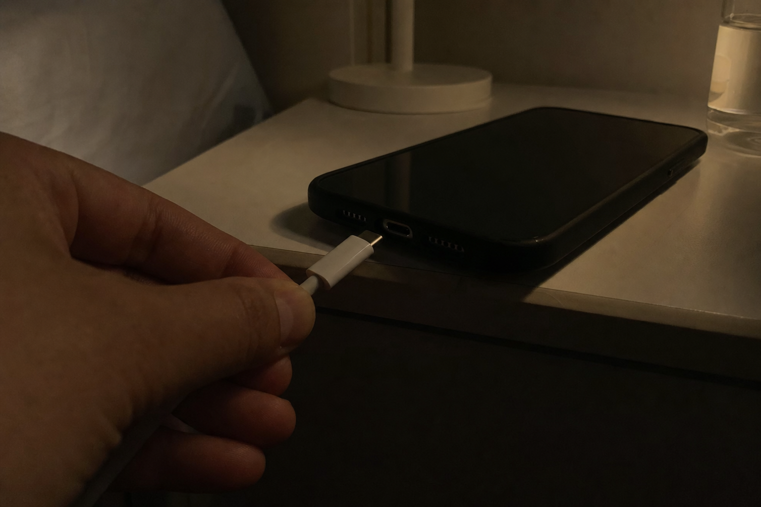 Lader du telefonen mens du sover: Batteriet ditt degraderes stille - to innstillinger stopper det automatisk