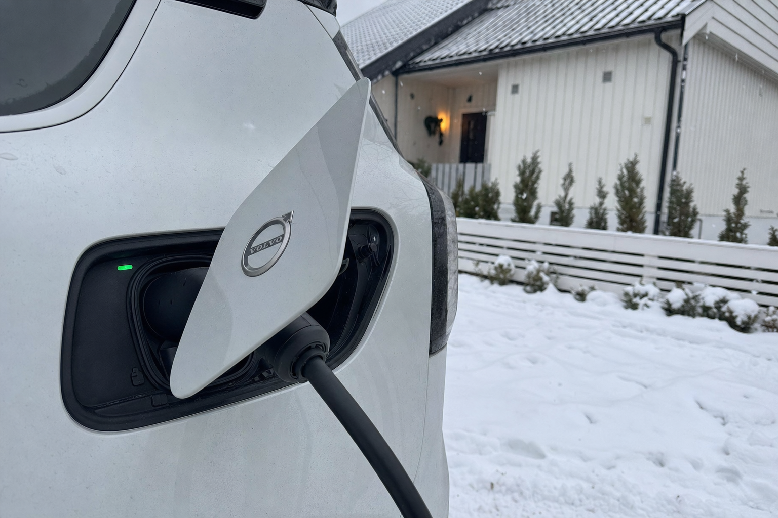 Elbilen og varmen kjemper om samme strøm: Slik løser du flaskehalsen hjemme