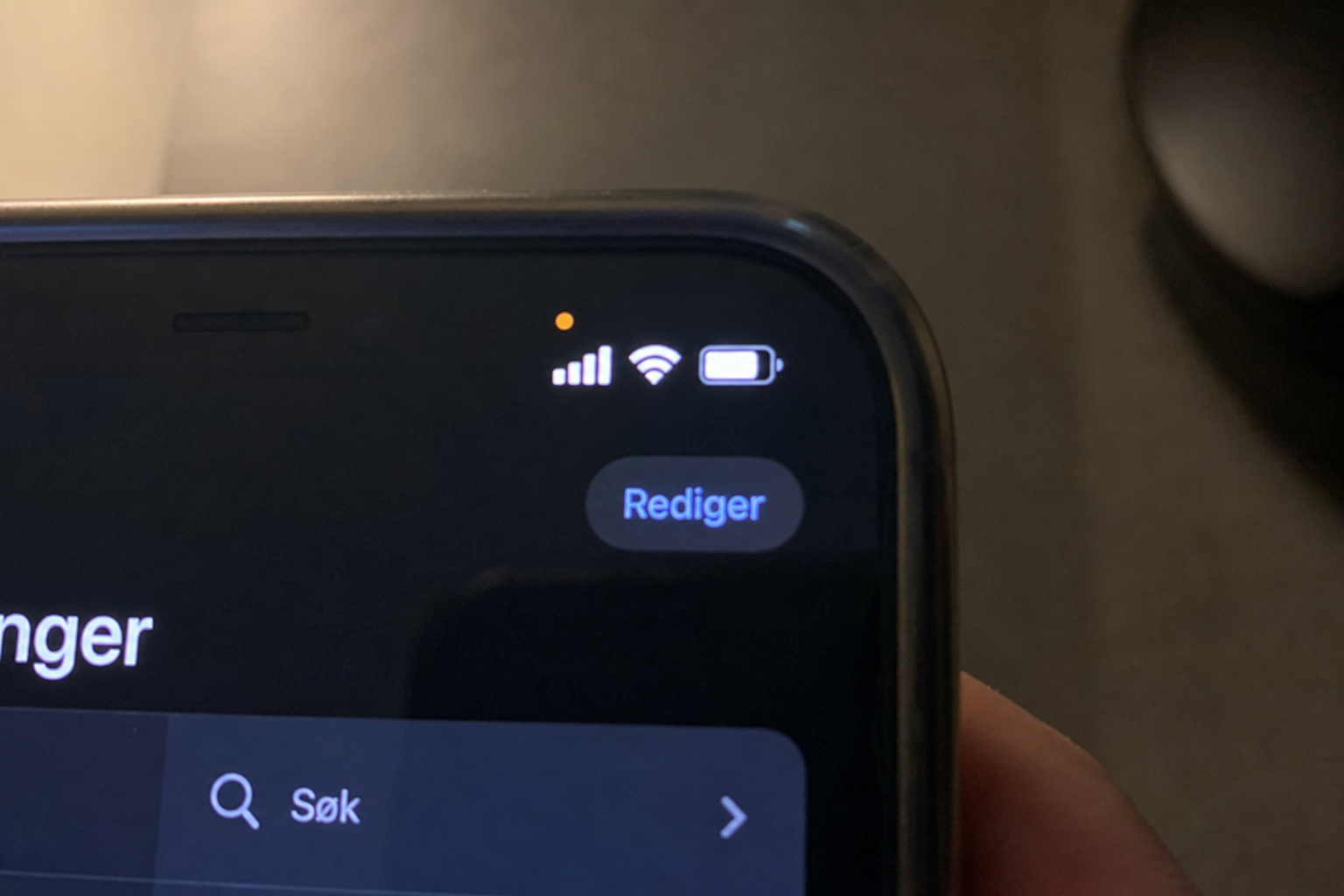 Ser du det lille grønne eller oransje punktet på telefonen? Det kan bety at noen overvåker deg