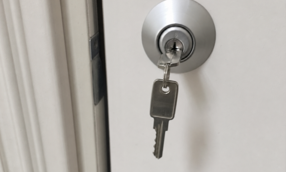Riktig eller galt å la nøkkelen stå i dørlåsen natten over?