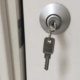 Riktig eller galt å la nøkkelen stå i dørlåsen natten over?