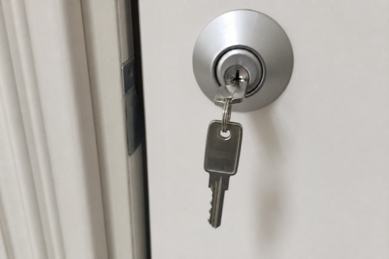 Riktig eller galt å la nøkkelen stå i dørlåsen natten over?