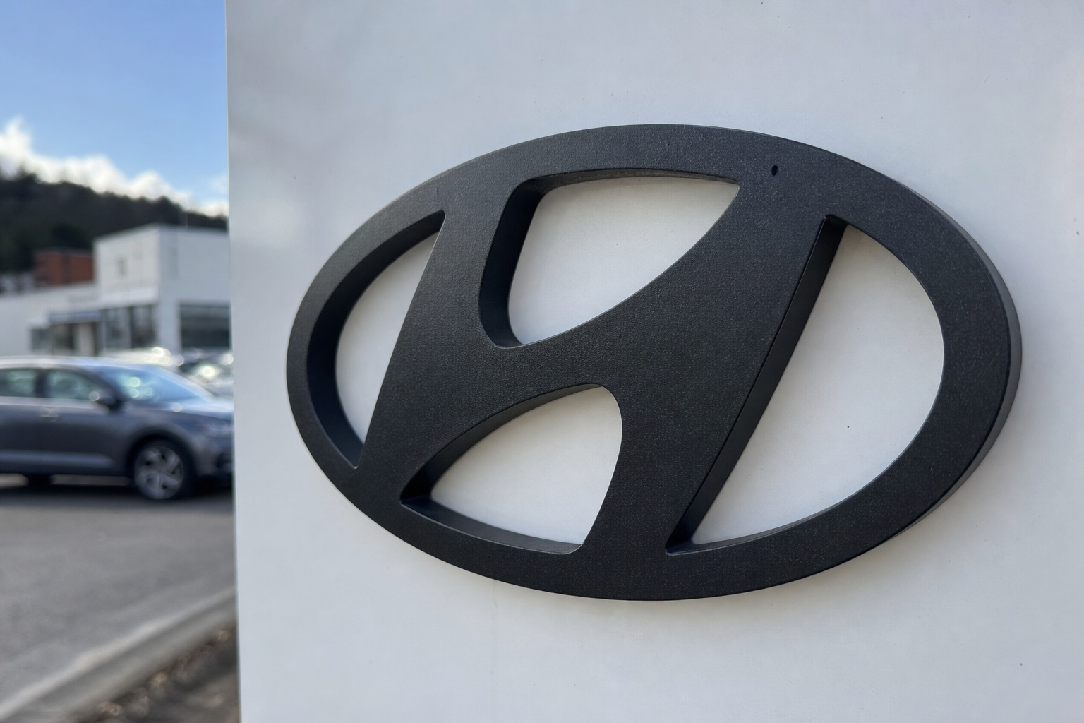 Hyundai-forhandler skrudde ladeprisen i været for å skremme fremmede: Regning på 3.900 kroner