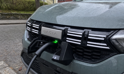Europas bestselgende bil blir elektrisk i 2028: Sandero får både batteri og bensinmotor
