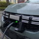 Europas bestselgende bil blir elektrisk i 2028: Sandero får både batteri og bensinmotor