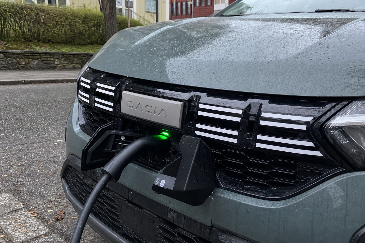 Europas bestselgende bil blir elektrisk i 2028: Sandero får både batteri og bensinmotor