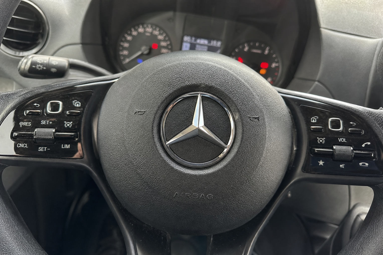 Takata-skandalen tar ny runde: 212.000 Mercedes Sprinter må skifte airbag som kan sprenge