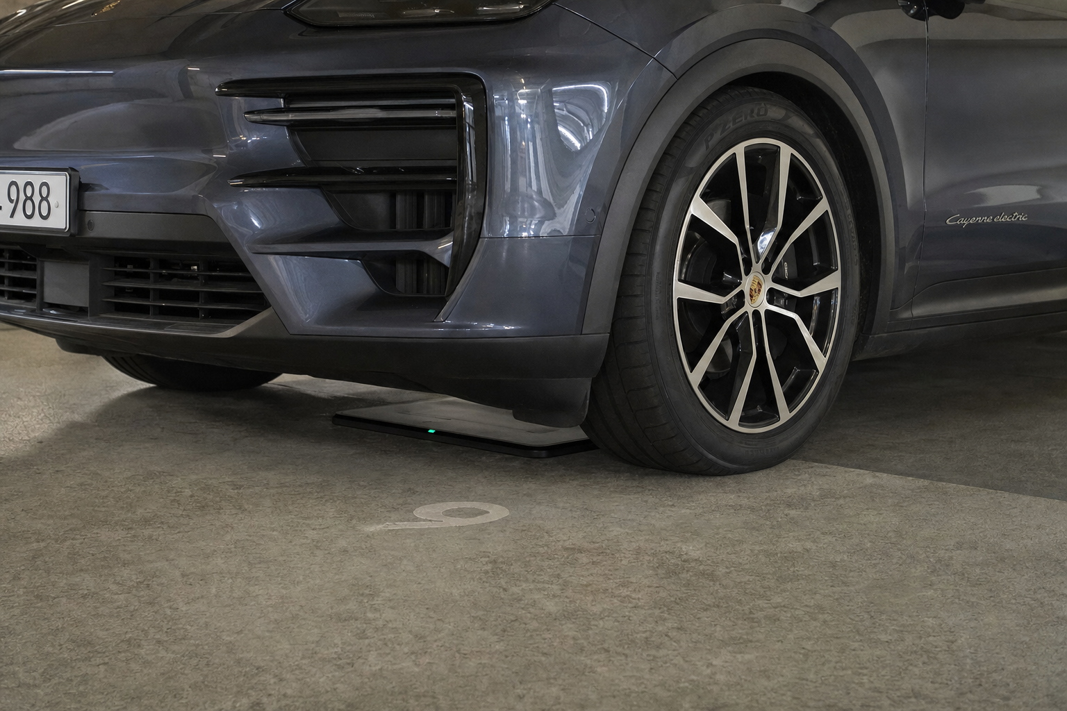 Porsche er først: Cayenne Electric får trådløs induksjonslading - ingen kabel nødvendig