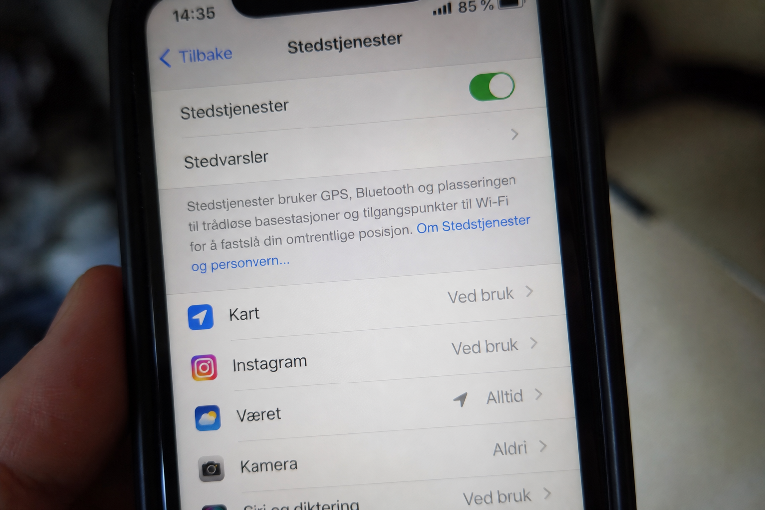 Telefonen vet nøyaktig hvor du er til enhver tid: Slik ser du hvilke apper som sporer deg og stenger dem ute