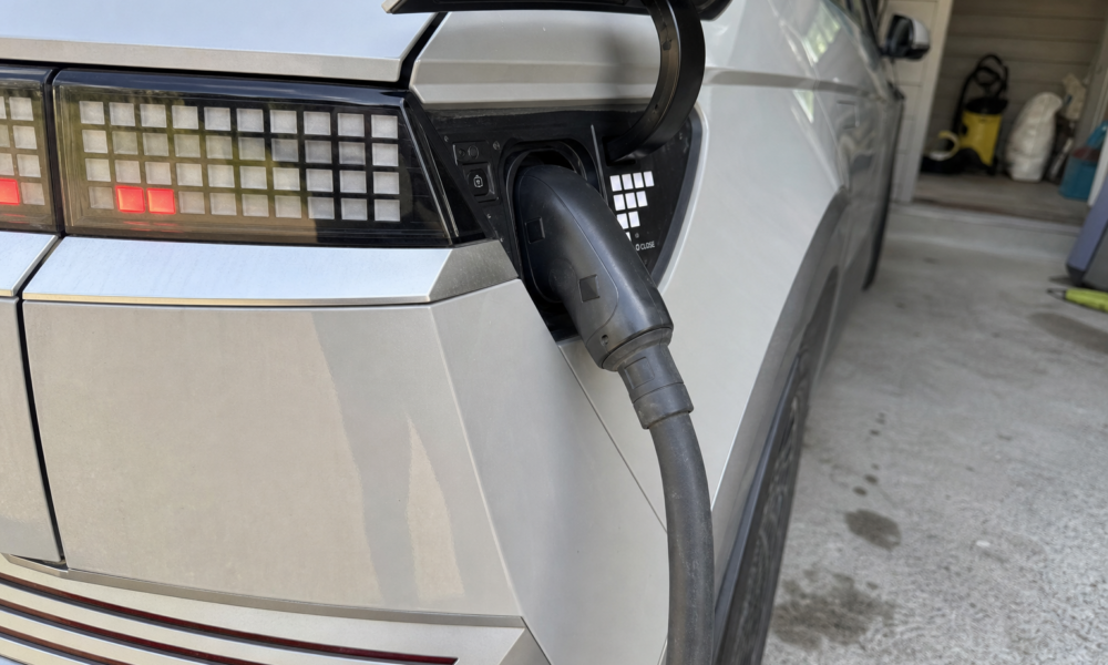 Elbilen din er et skjult hjemmebatteri: Slik kutter du strømregningen i de dyreste vintertimene