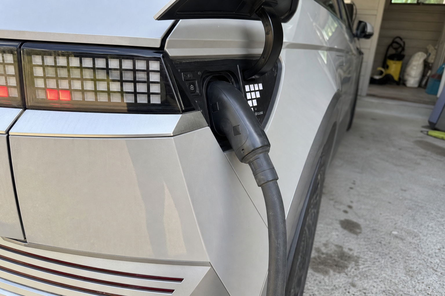 Elbilen din er et skjult hjemmebatteri: Slik kutter du strømregningen i de dyreste vintertimene