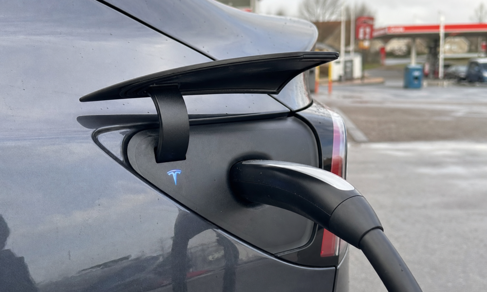 Elbil-paradokset: Tesla-sjefen har pumpet 3,8 milliarder kroner inn hos elbilens motstandere